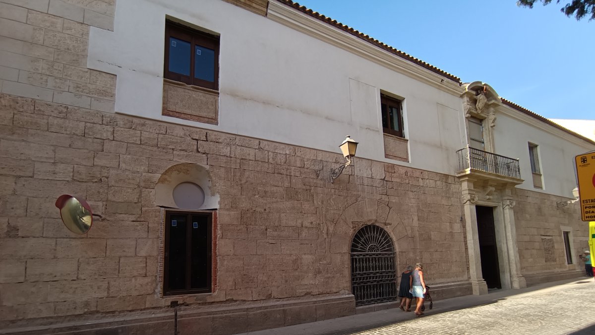 Así luce la renovada fachada de la calle Hospital
