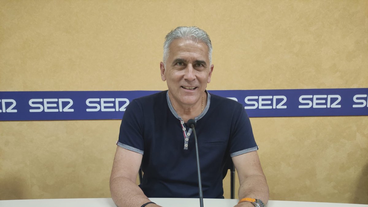 Pepe Morales en los estudios de la Cadena SER.