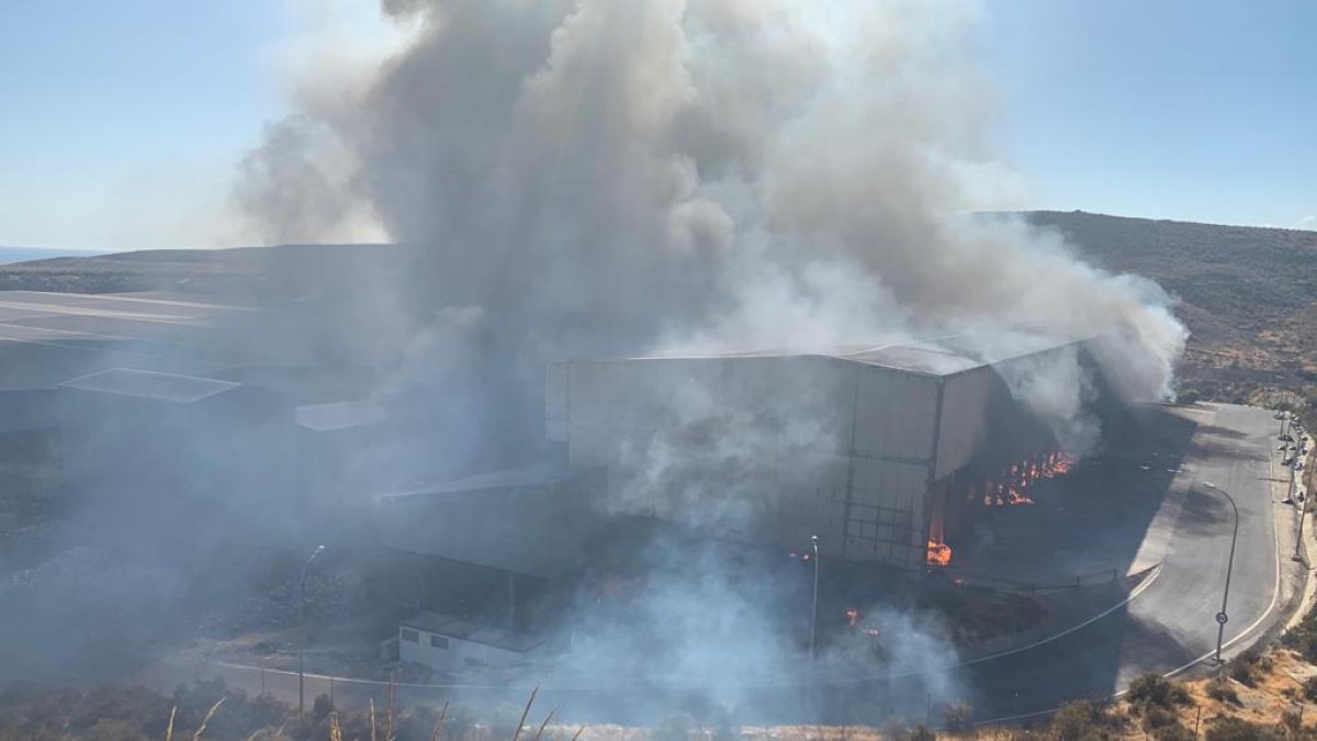Imagen de la nave que se ha calcinado el día que comenzaba el fuego