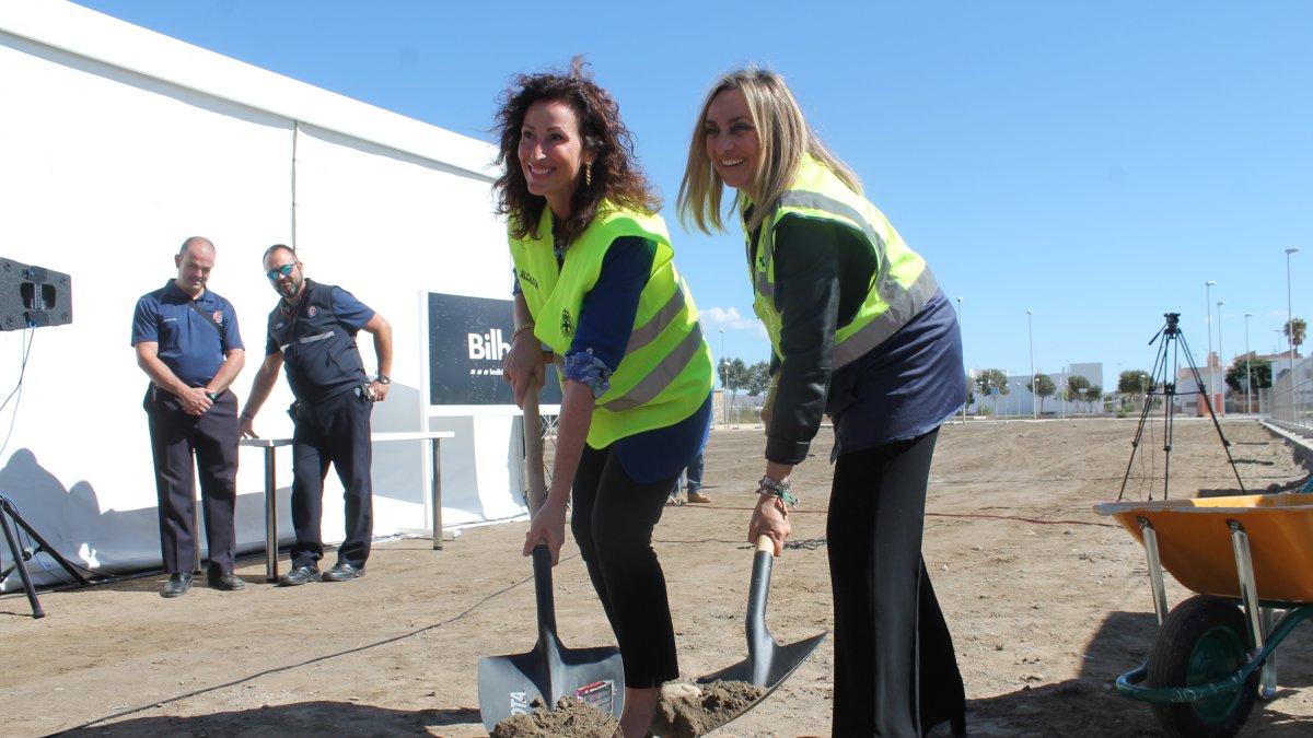 María del Mar Vázquez y Marifrán Carazo en la primera piedra