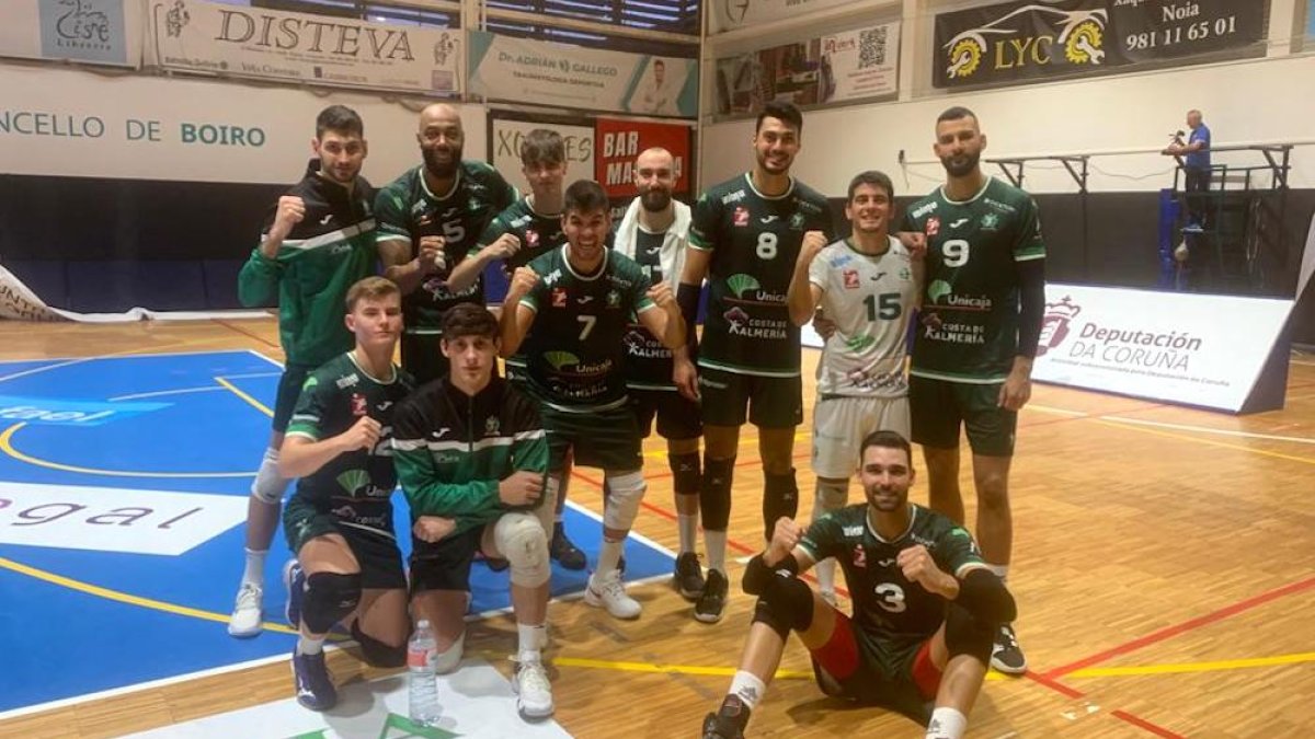 Los ahorradores posan tras la victoria.