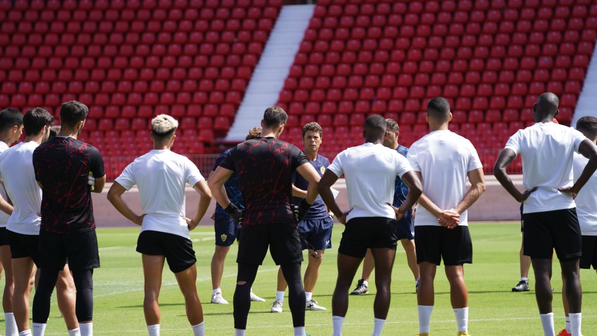 Rubi y la plantilla tienen mucho trabajo por delante esta semana.