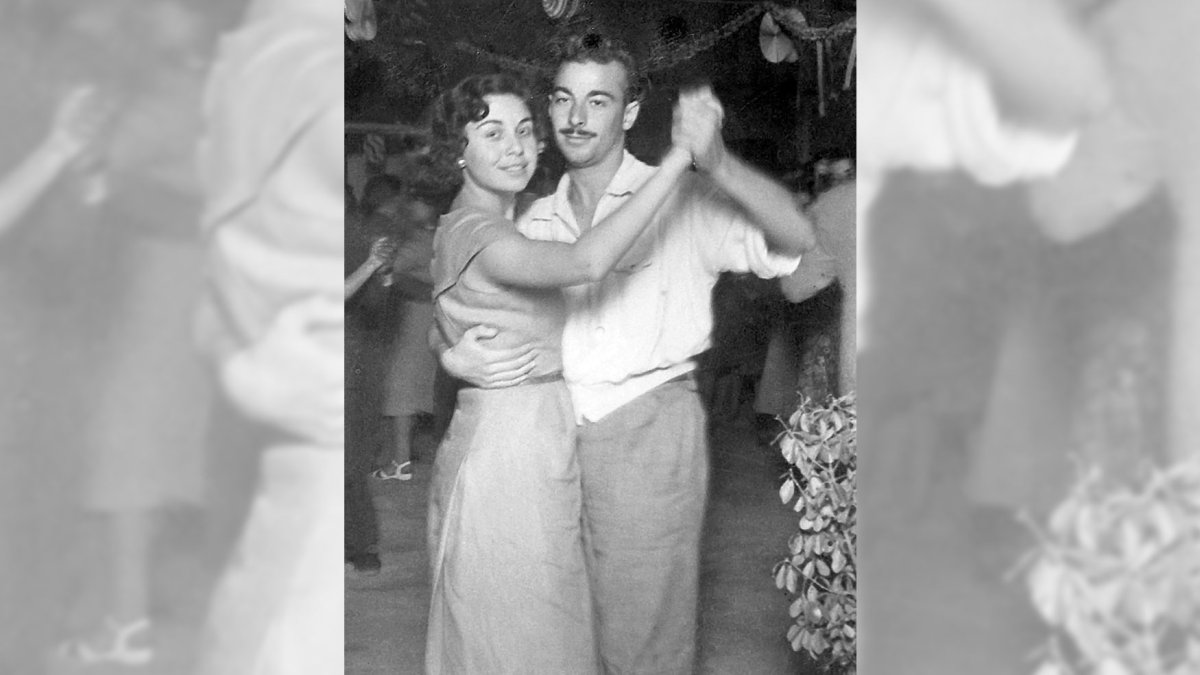 En la imagen, un joven Gaspar Cuenca bailando con una amiga.