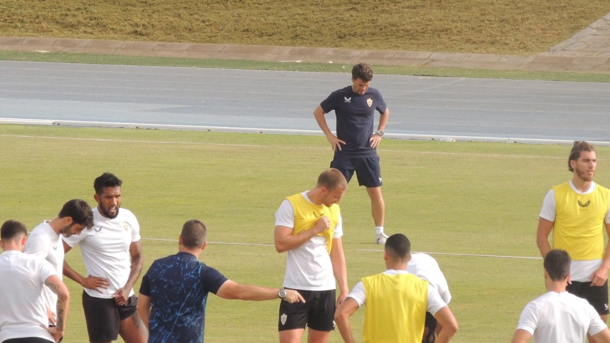 El míster, pensativo, buscando soluciones de urgencia.