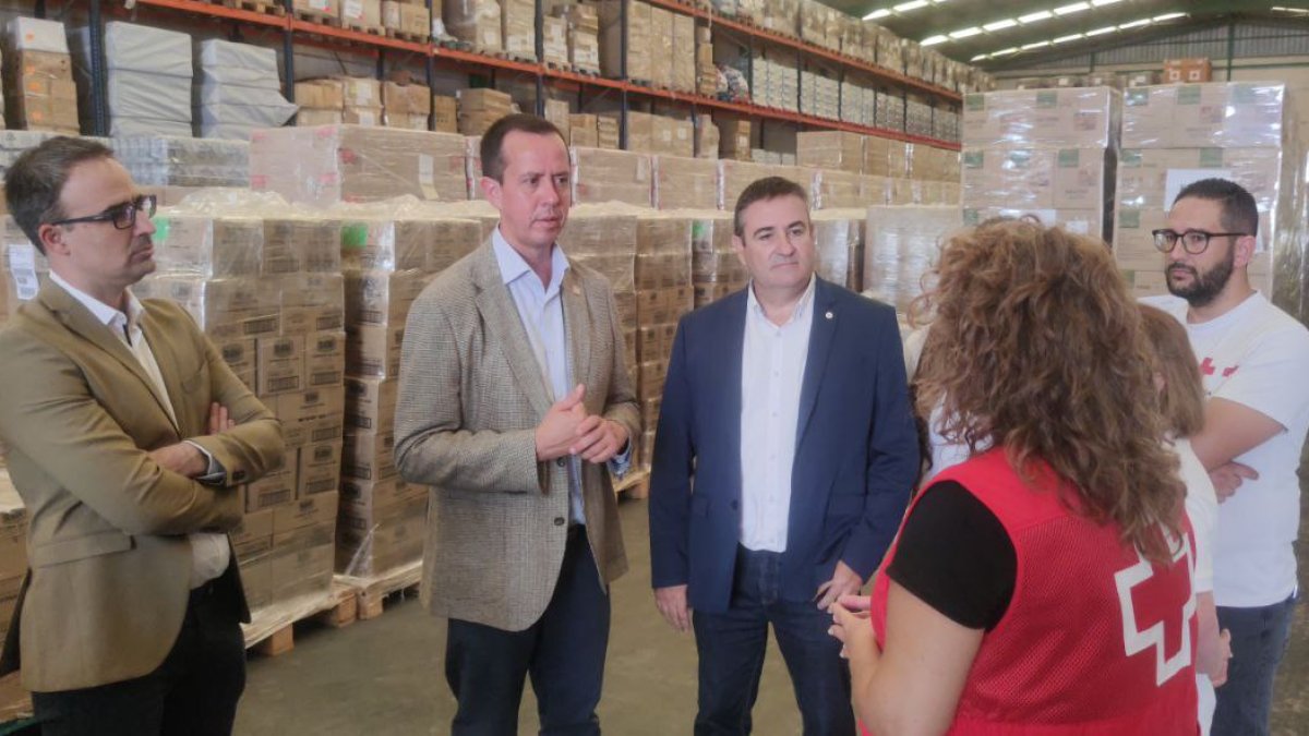 El subdelegado del Gobierno de España en Almería, José María Martín junto al presidente de Cruz Roja en Almería, Antonio Alastrué.