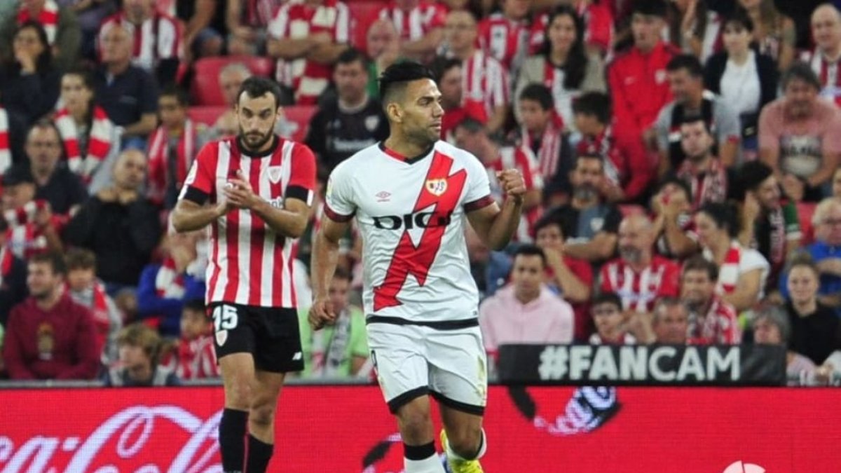 Radamel Falcao, con 36 años, celebransdo su gol al Athletic en San Mamés.