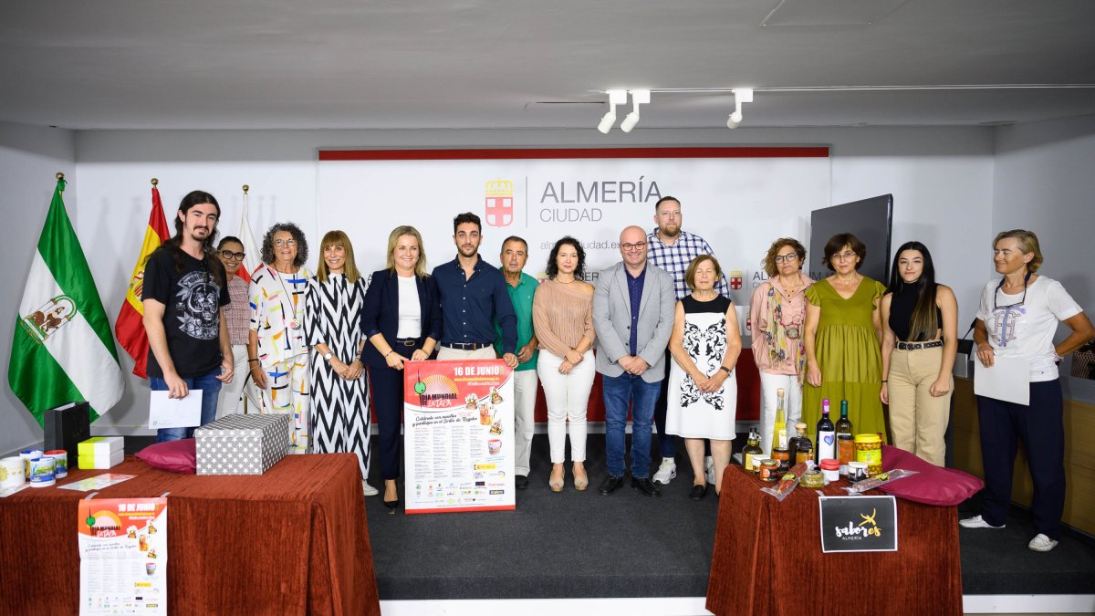 Foto de familia de organizadores, colaboradores y ganadores de los premios por el Día Mundial de la Tapa.