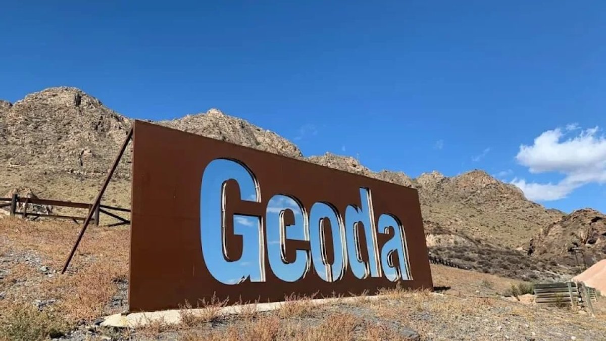 Cartel situado en las inmediaciones de la Geoda Gigante y de la mina donde se encuentra.