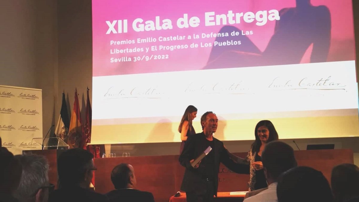Fernando Barrionuevo, recogiendo en Sevilla el Premio Emilio Castelar.