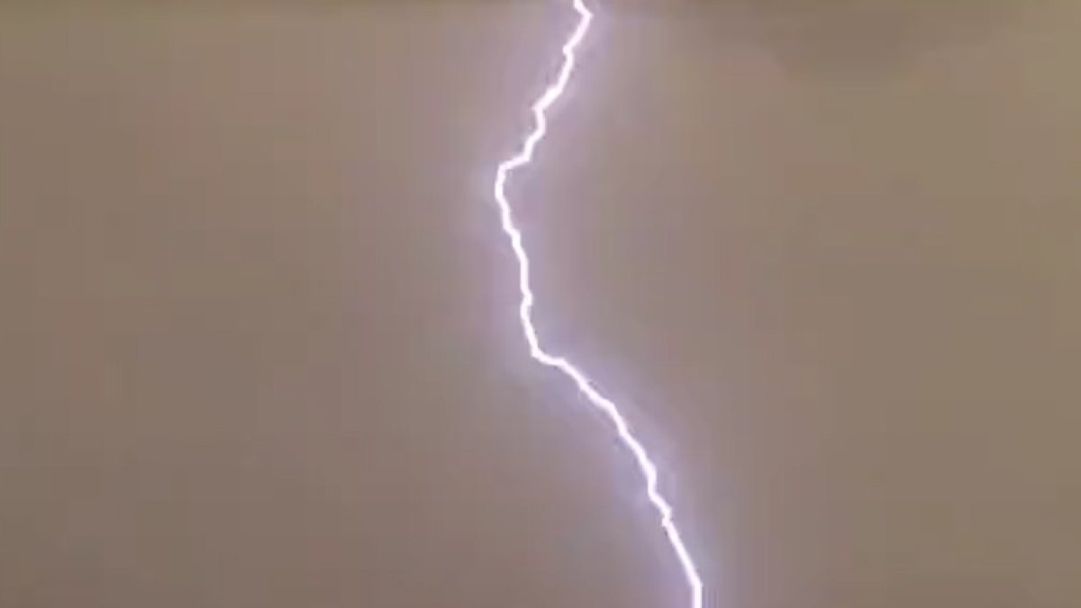 Uno de los rayos que ayer se registraron en el municipio de Topares