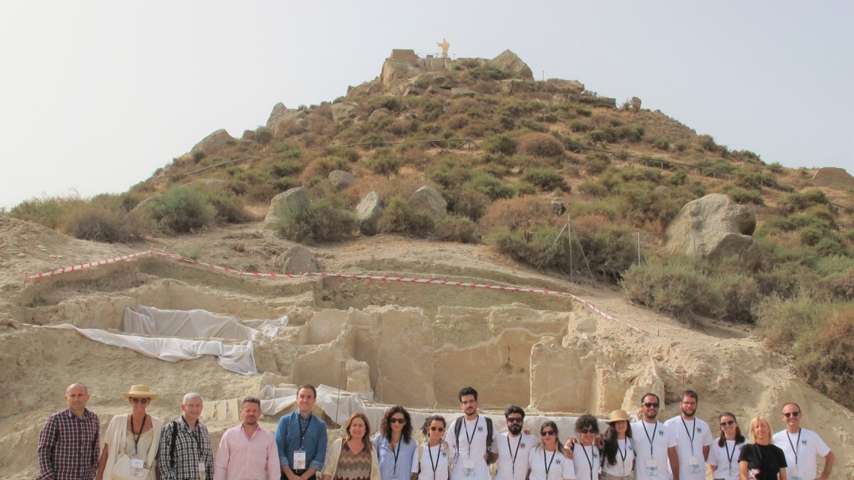 Fotografía de familia en el yacimiento del cerro del Espíritu Santo.