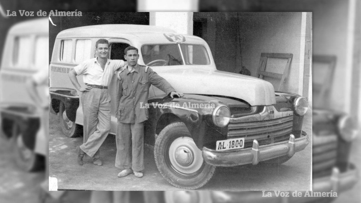 El coche ambulancia municipal que trasladaba a los pacientes a la Casa de Socorro, cuando se guardaba en las cocheras de los bomberos del Centimillo.