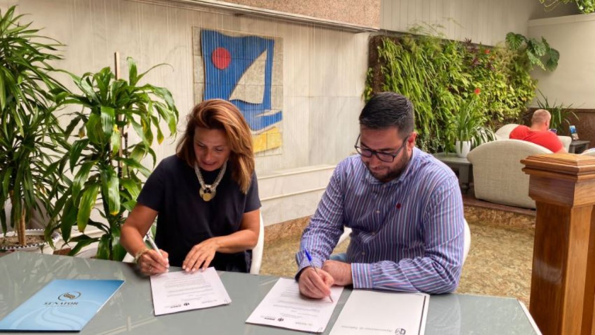 Firma del acuerdo entre Senator y el Ayuntamiento de Tabernas.