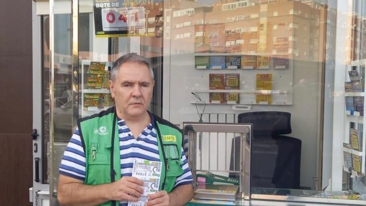 José Ángel Rueda vende los diez cupones premiados.