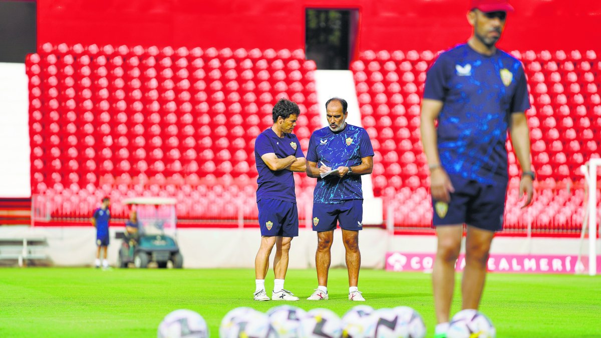 Rubi y Torras buscando el mejor once para enfrentarse al Rayo Vallecano.
