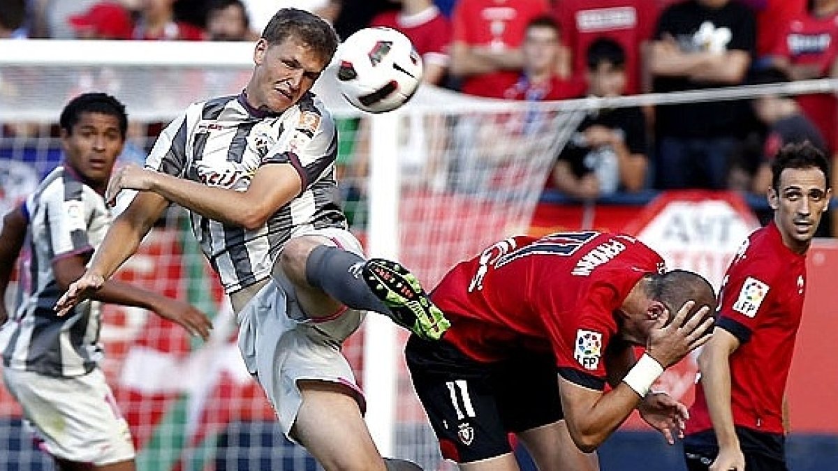 Jakobsen y Pandiani en el Almería-Osasuna de la temporada 2010-2011.