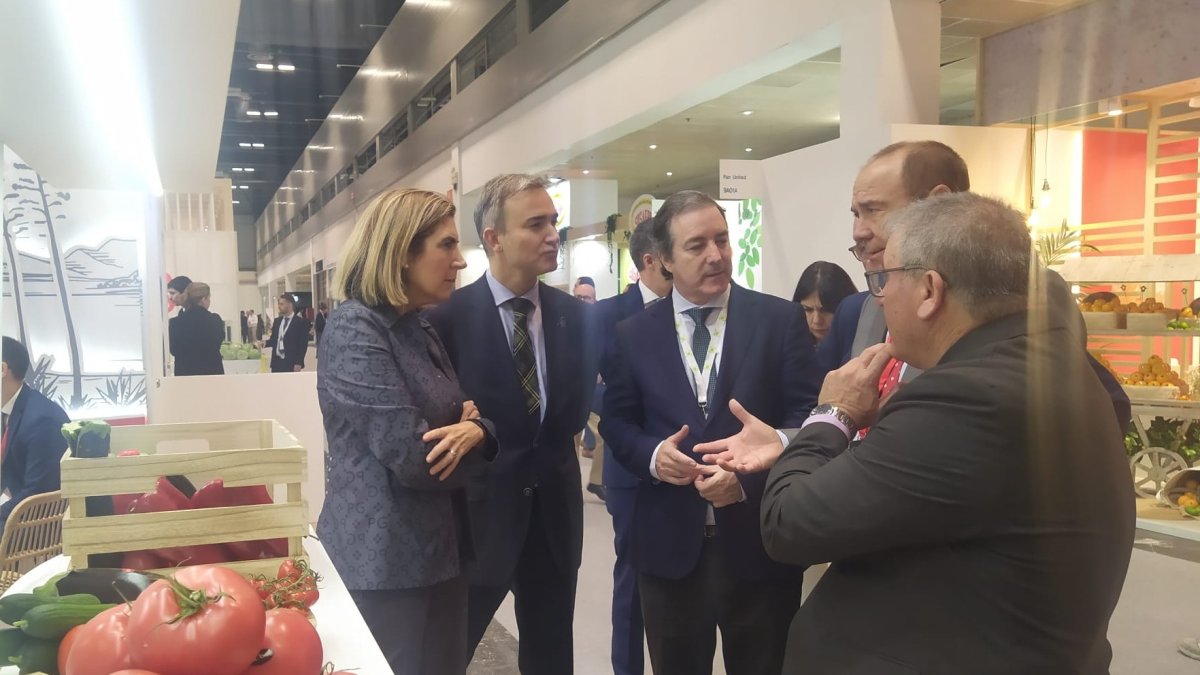 La consejera y el delegado de Empleo durante su visita a la Fruit Attraction