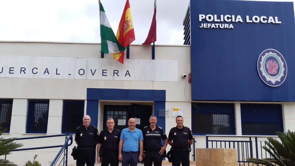 Fotografía de familia tras la visita.