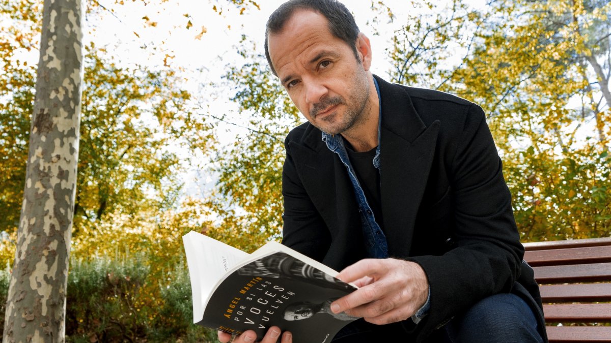 Ángel Martín, en una imagen promocional de su libro ‘Por si las voces vuelven’. Foto: Carlos Ruiz