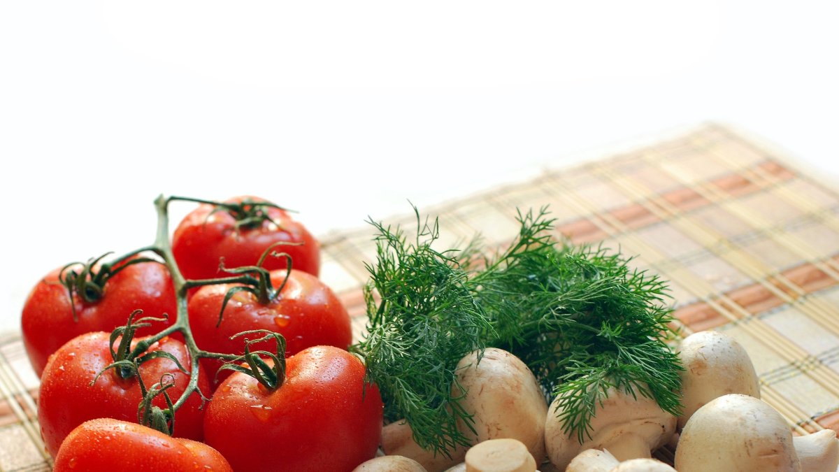 Champiñones y tomates.