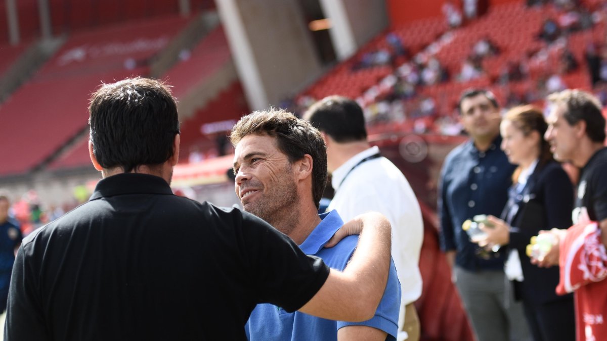 Rubi saluda a Iraola en la previa del Almería-Rayo.