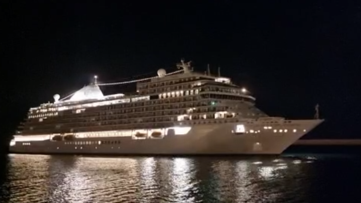 El crucero llegando al Puerto de Almería.