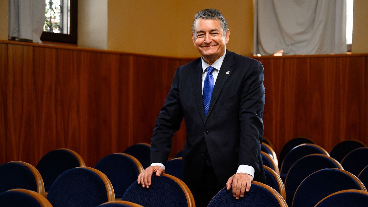 Antonio Sanz, consejero de la Presidencia, en una sala del Varadero del Puerto de Almería, este sábado.