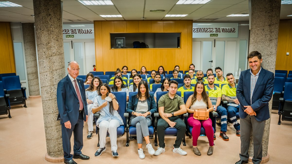 Amat dando la bienvenida a los jóvenes incorporados al consistorio.
