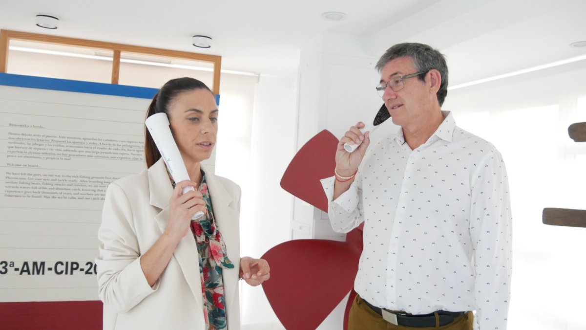 Eli Fernández y Manuel Cortés consultando una de las audioguías.