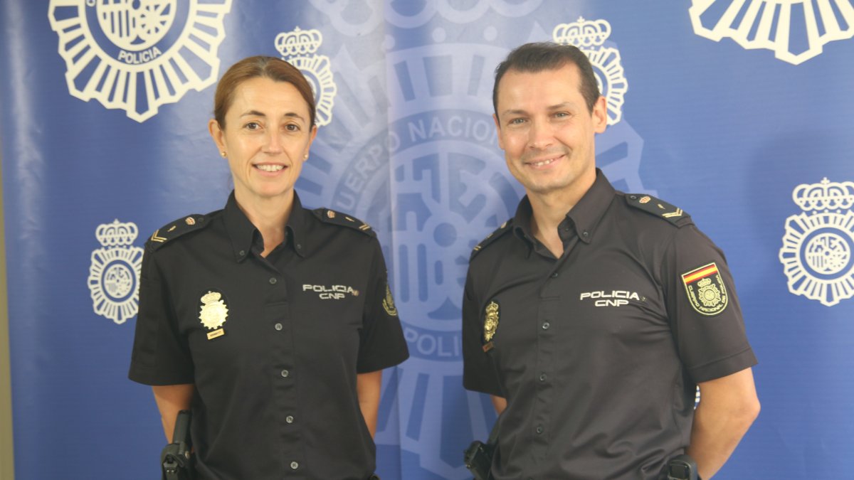 Raquel  Gómez y Juan Padilla, en la Comisaría Provincial de Almería
