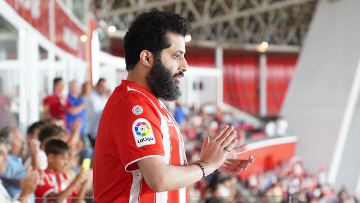 Al presidente del UD Almería le salen canas en la barba.