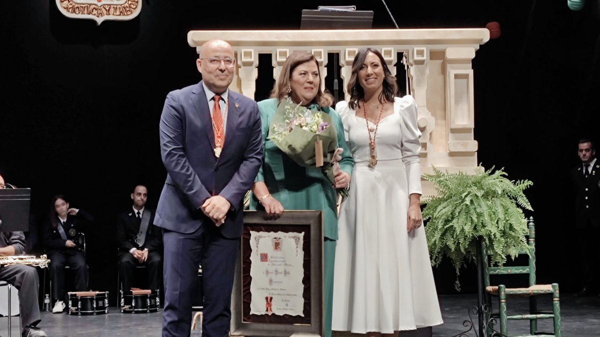 La pregonera (centro) junto al alcalde y la edil de Cultura.