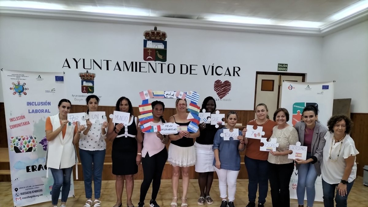 Entrega de diplomas a las participantes en el curso de formación.