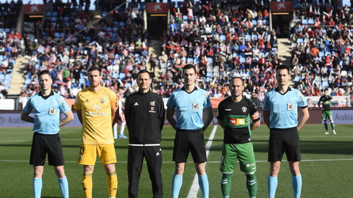 Muñiz Ruiz en un Almería-Elche en el que acabó expulsando a Darwin Núñez.