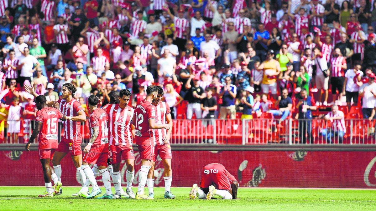 La felicidad ha vuelto al conjunto rojiblanco tras ganar al Rayo Vallecano.