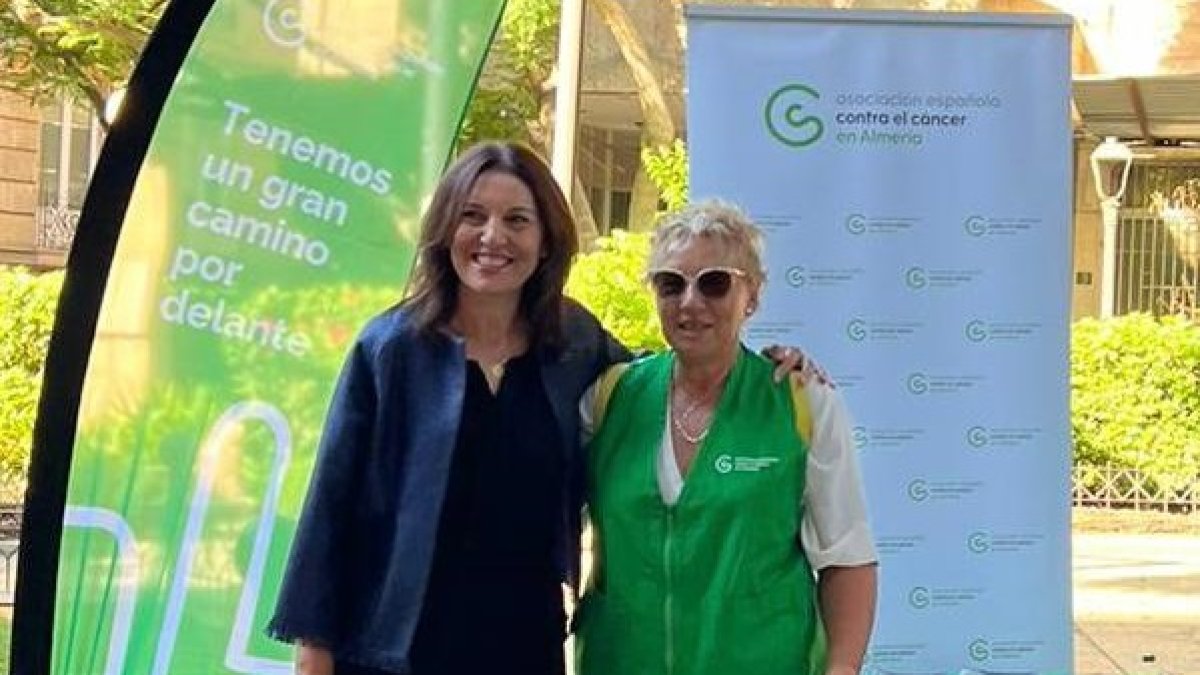 Magdalena Cantero, presidenta de la AECC en Almería, con una voluntaria.