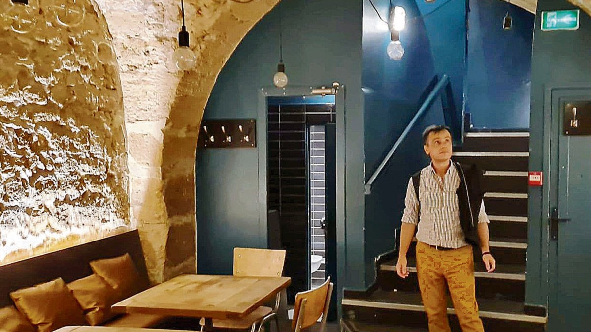 El profesor García-Quiñonero en el Café-Théâtre de l’Odéon, en el Barrio Latino de París. Foto: Quiñonero