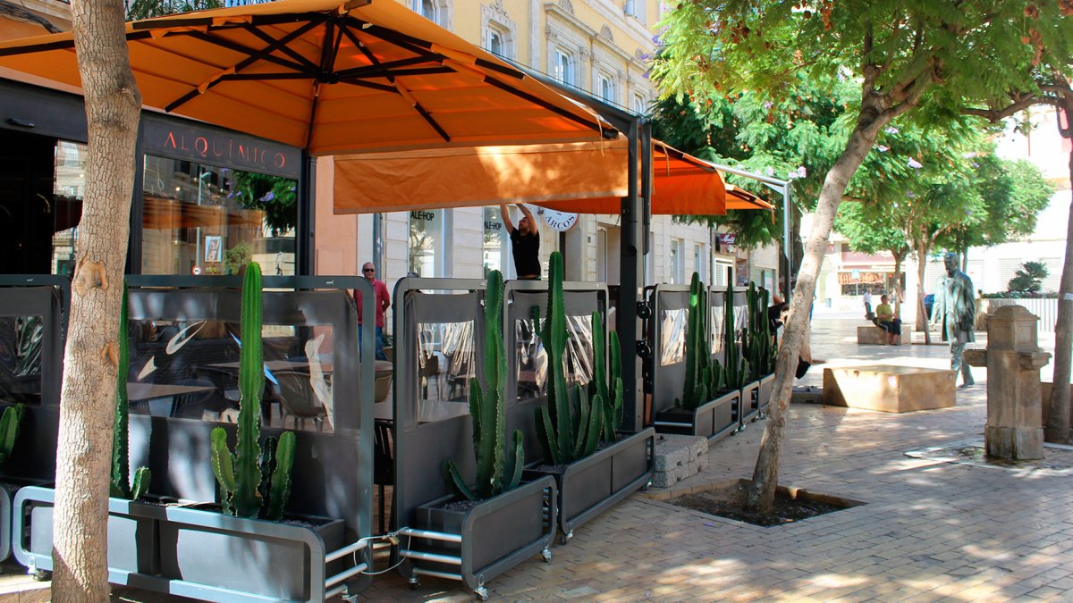 Una terraza con toda su tramoya ha florecido en el corazón de la Puerta de Purchena.