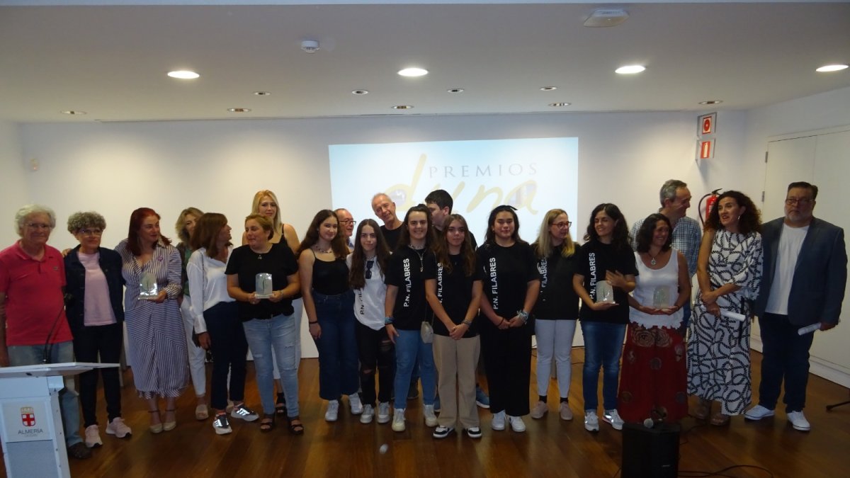Foto de familia con las premiadas y organizadores de los Premios del GEM