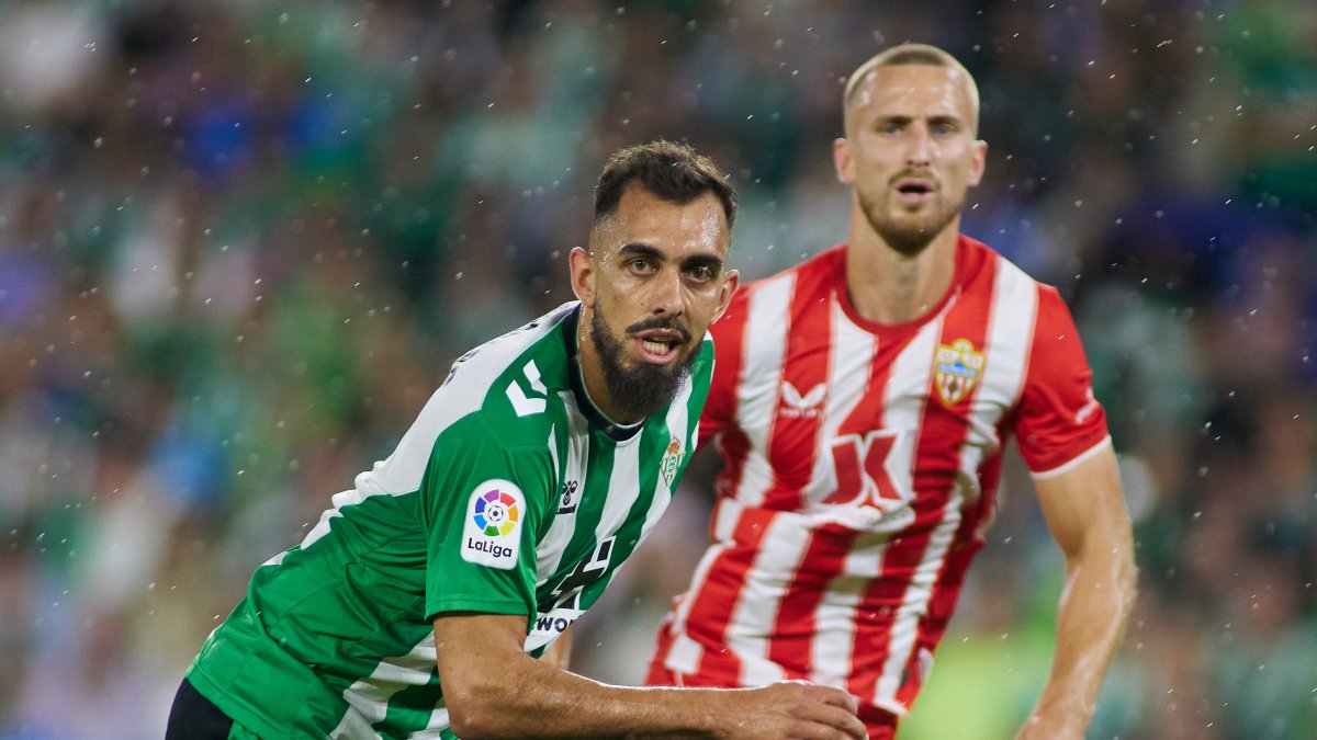 Rodrigo Ely en una jugada con Borja Iglesias.