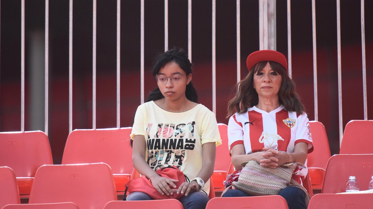 Dos aficionadas en el Almería-Rayo.