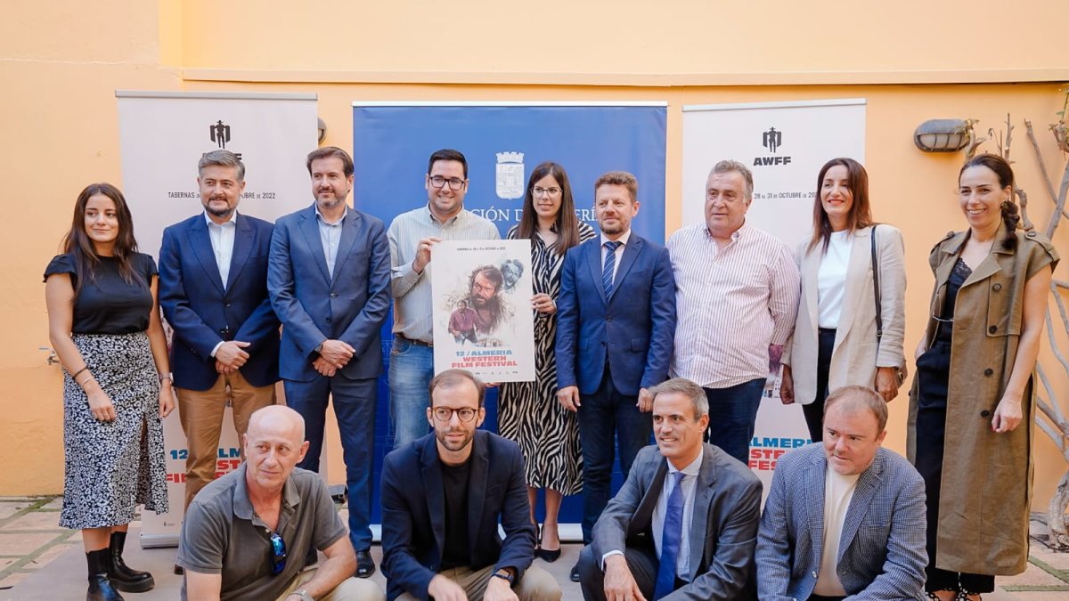 Foto de familia de organizadores y colaboradores del Almería Western Film Festival 2022, presentado en el Patio del Mandarino de la Diputación.