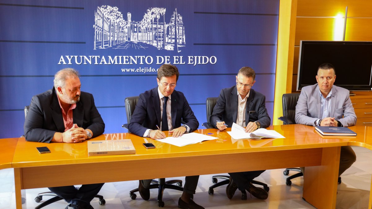Firma del acuerdo entre el Ayuntamiento y Correos en El Ejido.