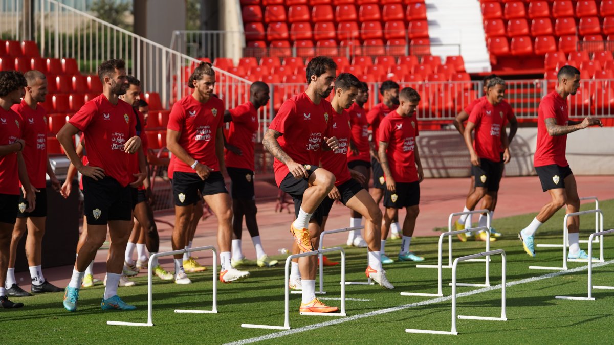El Almería ha entrenado este martes a puerta cerrada en el Estadio de los Juegos Mediterráneos.