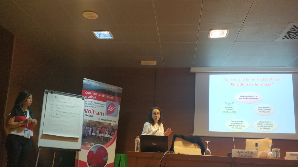 Gema Esteban durante una conferencia sobre el Síndrome de Wolfram.