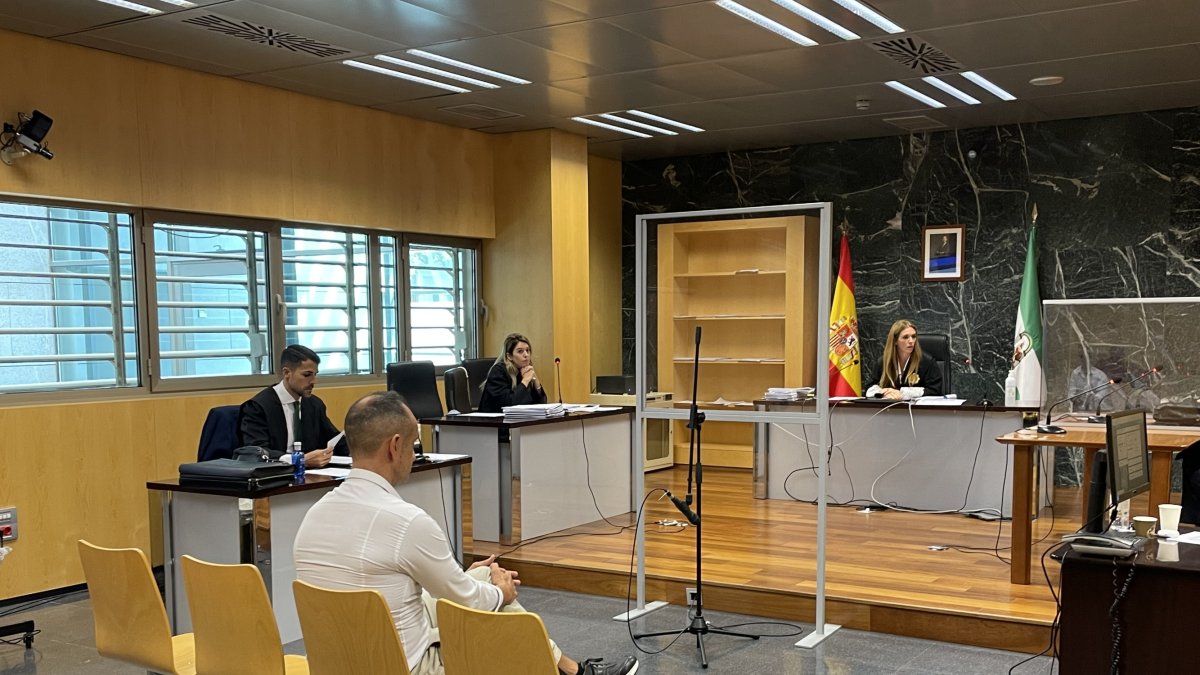 Panorámica de la sala de vistas, con el acusado Cosme Prenafeta en el centro