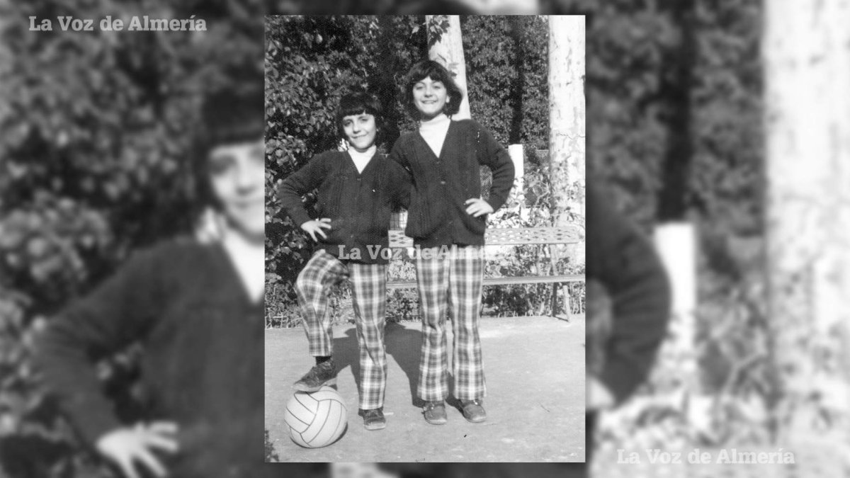 Las hermanas Pepita y María, del barrio de Santa Isabel, en una mañana de domingo en el Parque, luciendo sus pantalones de cuadros.
