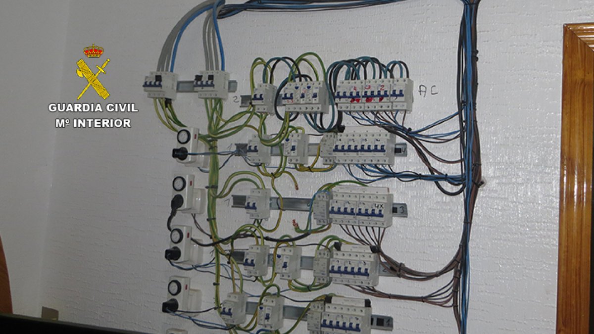 La Guardia Civil neutralizó también un enganche ilegal a la red se suministro eléctrico.