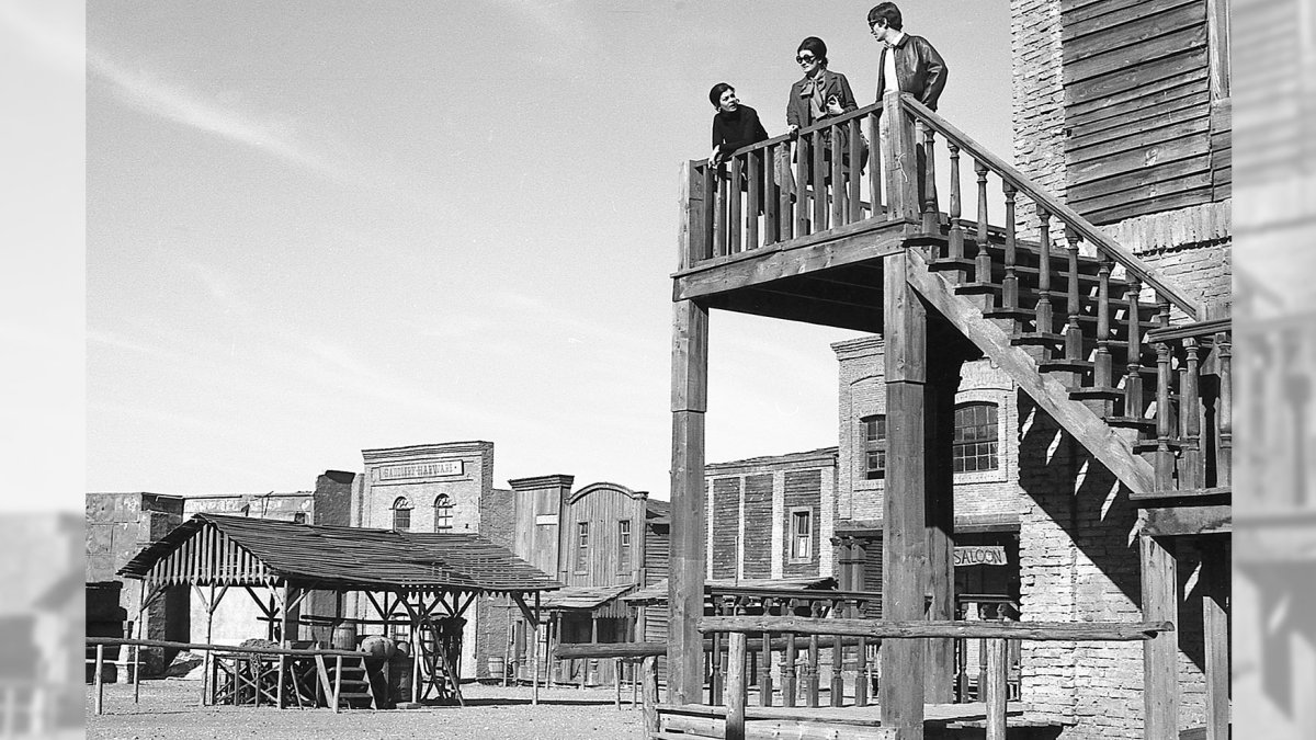 Una de las excursiones oficiales en los años 70 era ir al desierto de Tabernas y echarse fotografías en los poblados del Oeste.
