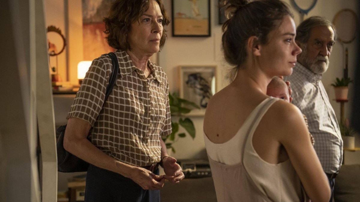 Susi Sánchez, Laia Costa y Ramón Barea en una secuencia de Cinco Lobitos.